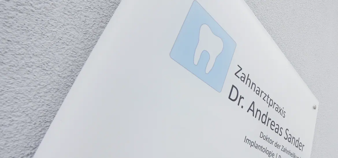Praxisschild der Zahnarztpraxis Dr. Andreas Sander am Eingang